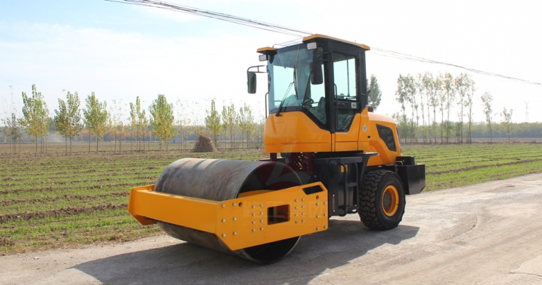 驾驶式压路机“保；；；て琳稀薄寰部刂葡低